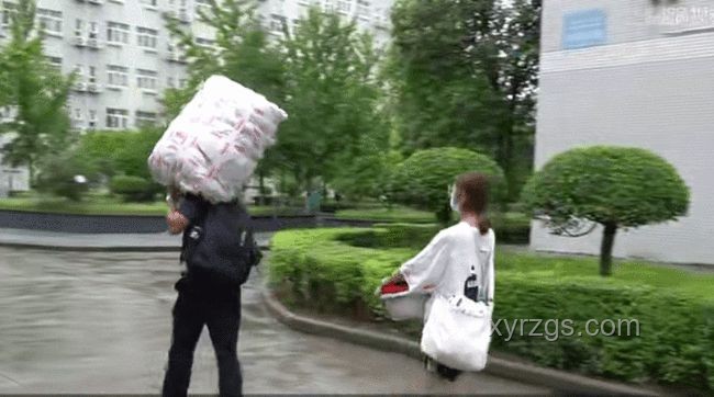 高考后行囊新径：女生挑行李启发的创新物流构想